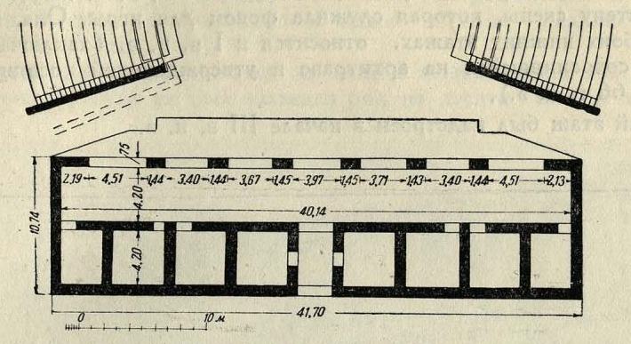 Рис. 32. Верхний этаж эллинистической скены театра в Эфесе