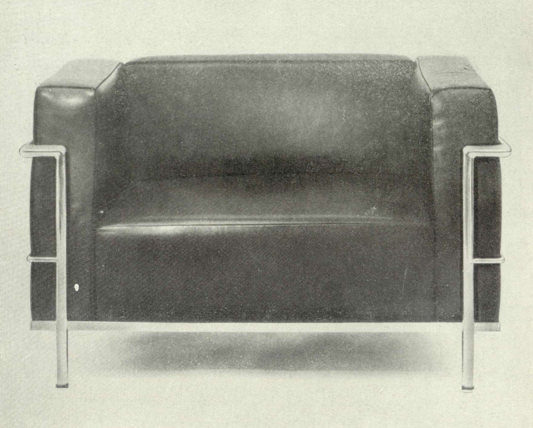 2. Кресло (1928 г.). Конструкция и подушки. Авторы — Корбюзье, Перриан.