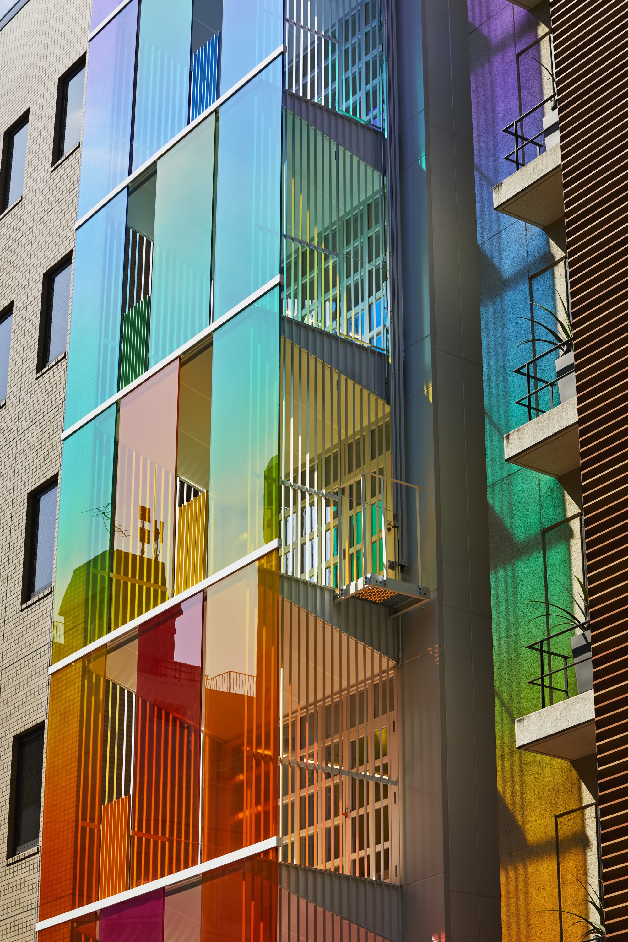 Vertical Rainbow Office Building. Tokyo, Japan / SAKO Architects. Photo © Koji Fuji