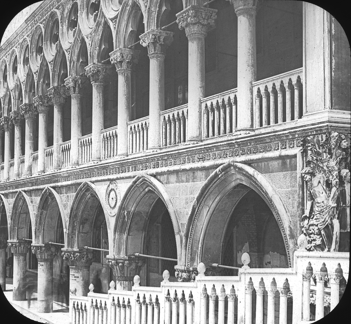 Рис. 28. Дворец дожей в Венеции
