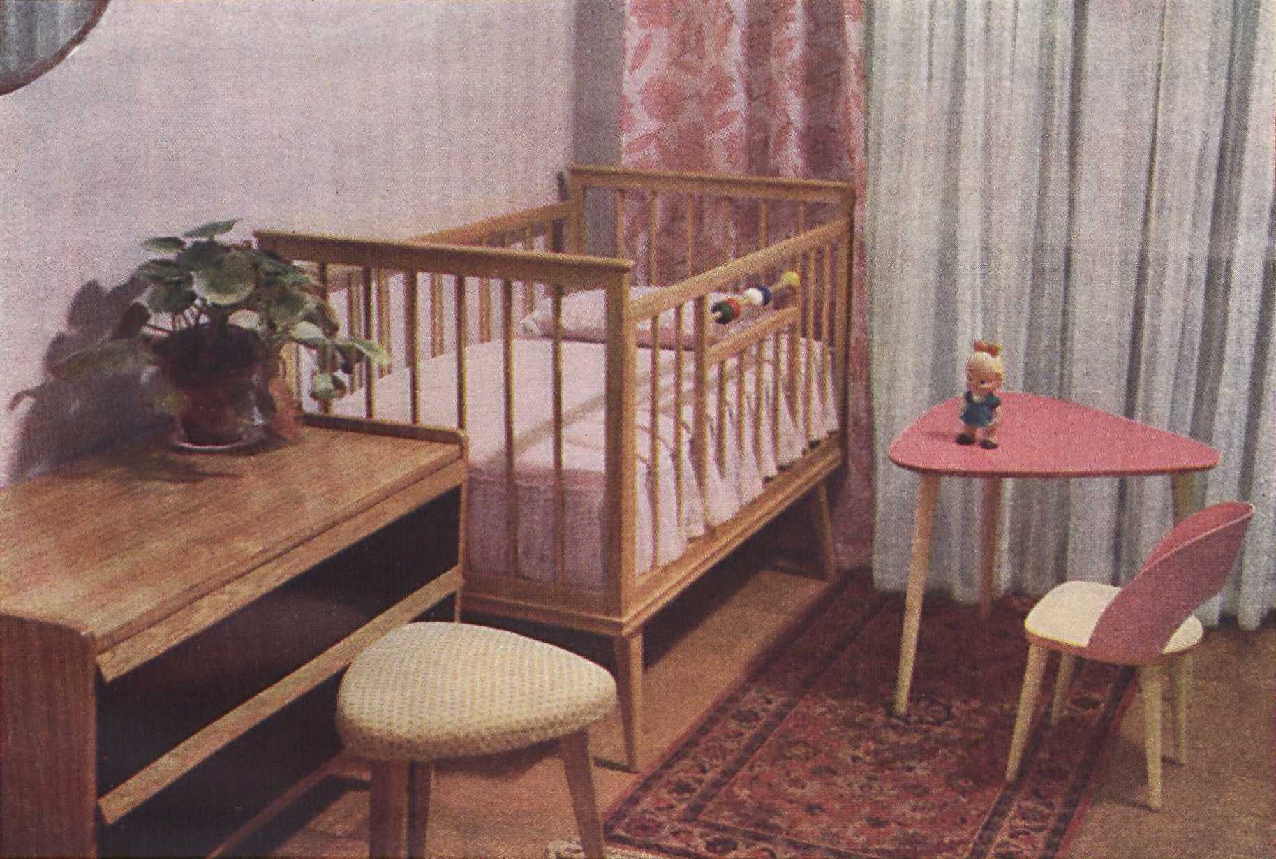 Детский уголок спальной комнаты в двухкомнатной квартире. Мебель разработана ЦМКБ. Автор — художник Е. Устинов.