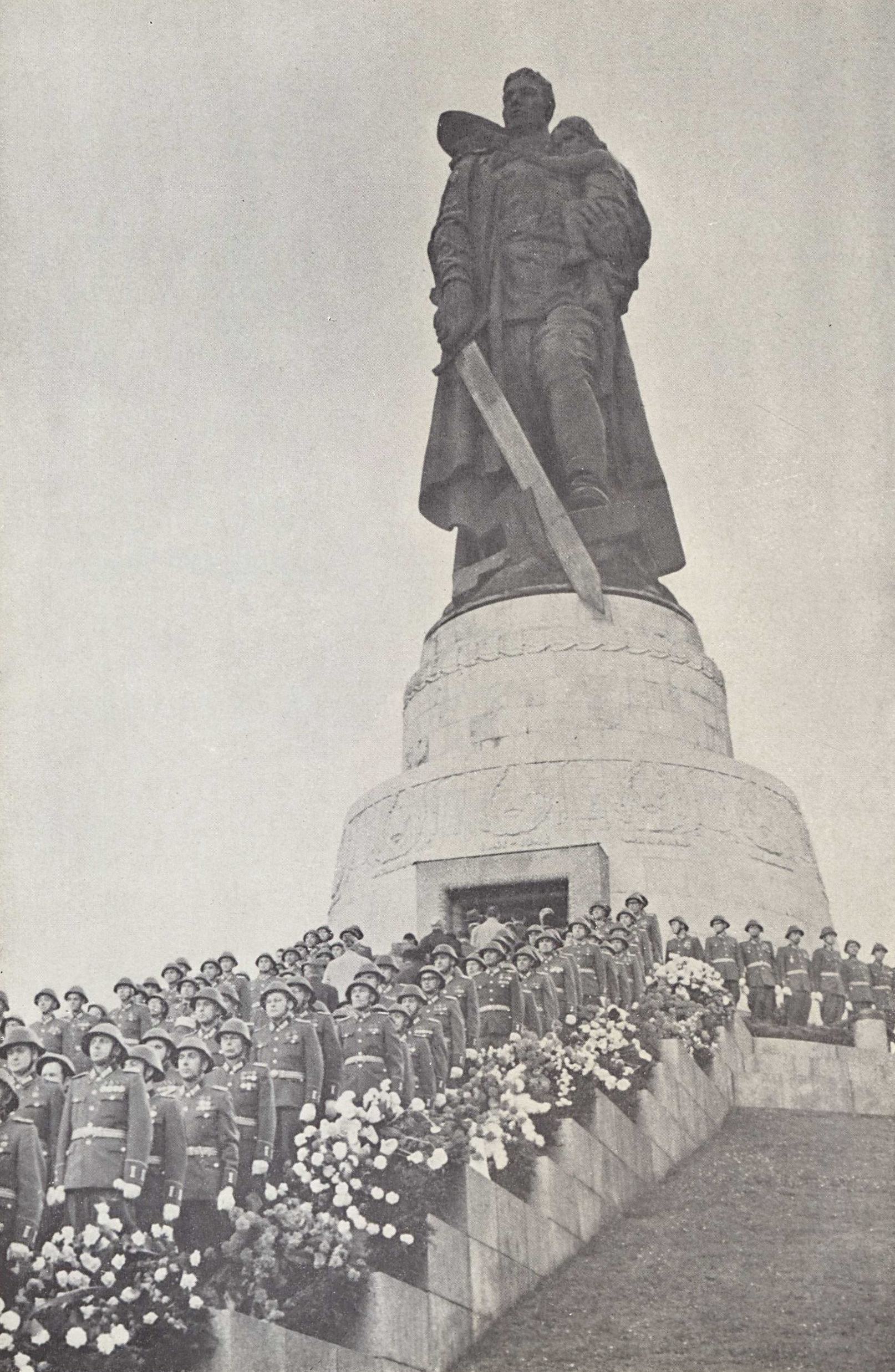 Скульптор Е. Вучетич, архитектор Я. Белопольский. Воин-Освободитель. Памятник воинам Советской армии, павшим в боях с фашизмом. 1949. Трептов-парк. Берлин