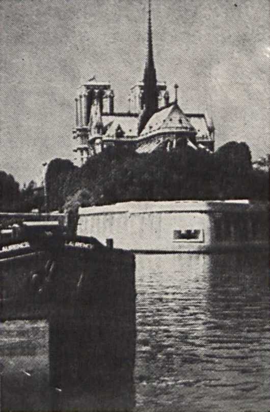 Париж. Вид на остров Ситэ и окно мемориала