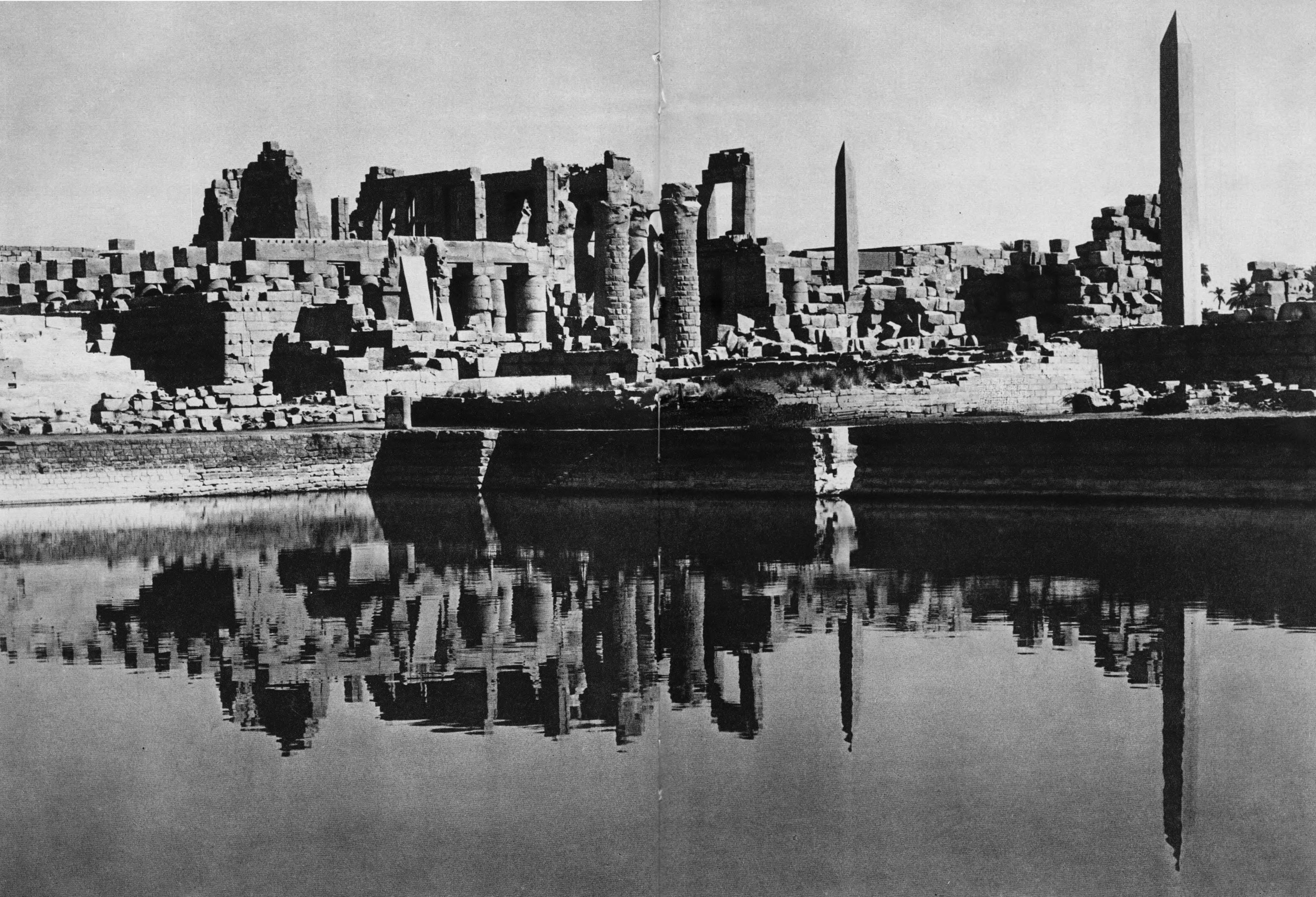 Карнак / Текст: Казимеж Михаловский ; Фотографии: Анджей Дзевановский ; Перевод с польского: Лия Скальская. — Варшава : Издательство «Аркады», 1970. — 28, 90 с. ил. : ил. — (Искусство и культура Древнего мира).