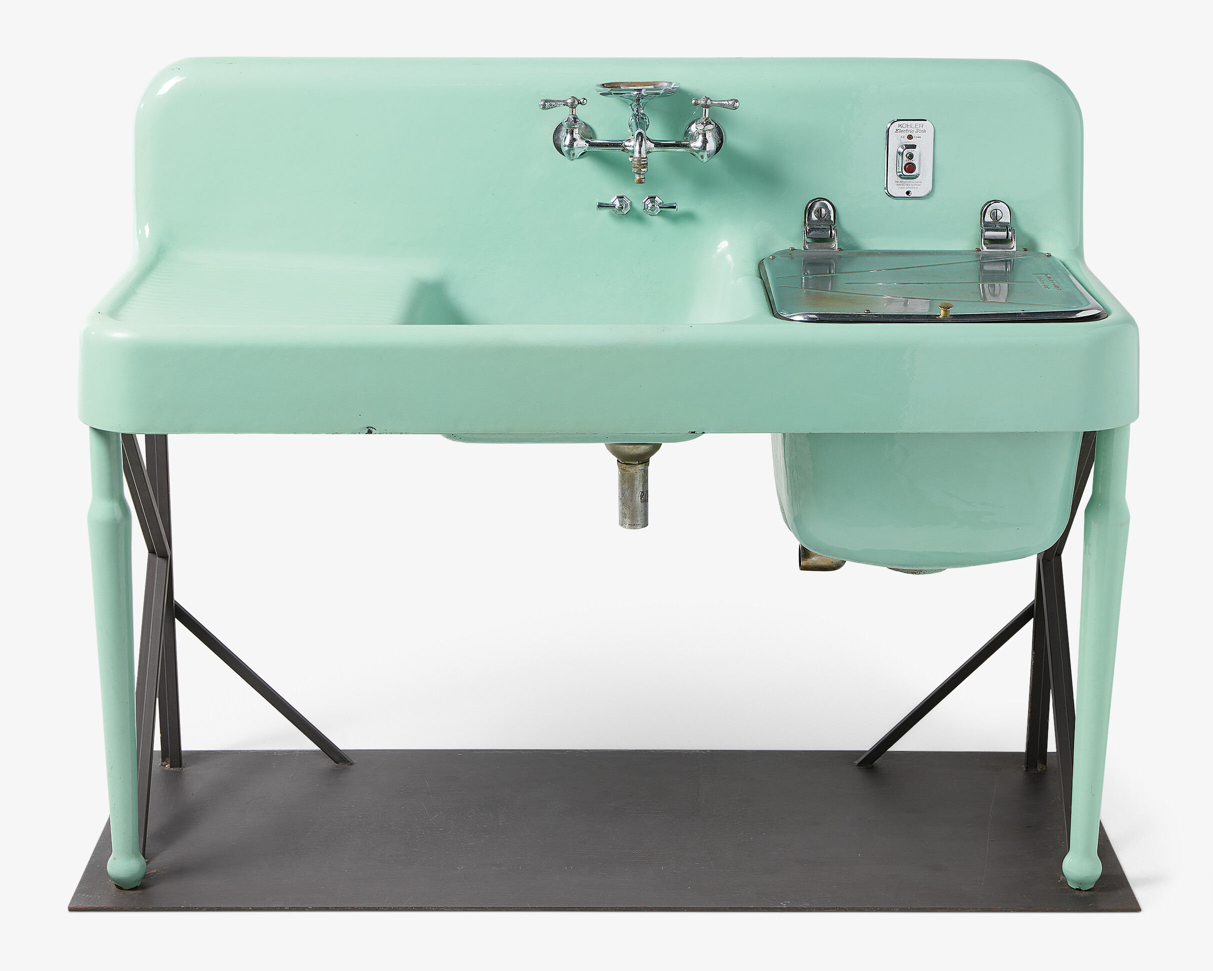 Фрэнк Г. Бротц для компании Kohler. Электрическая мойка Electric Sink, представлена в 1926 году; изображенный экземпляр изготовлен в 1928 году. Kohler Co. Архив Kohler. Frank G. Brotz for Kohler Co., Electric Sink, introduced 1926, this example 1928, Kohler Co. (Kohler Archives)