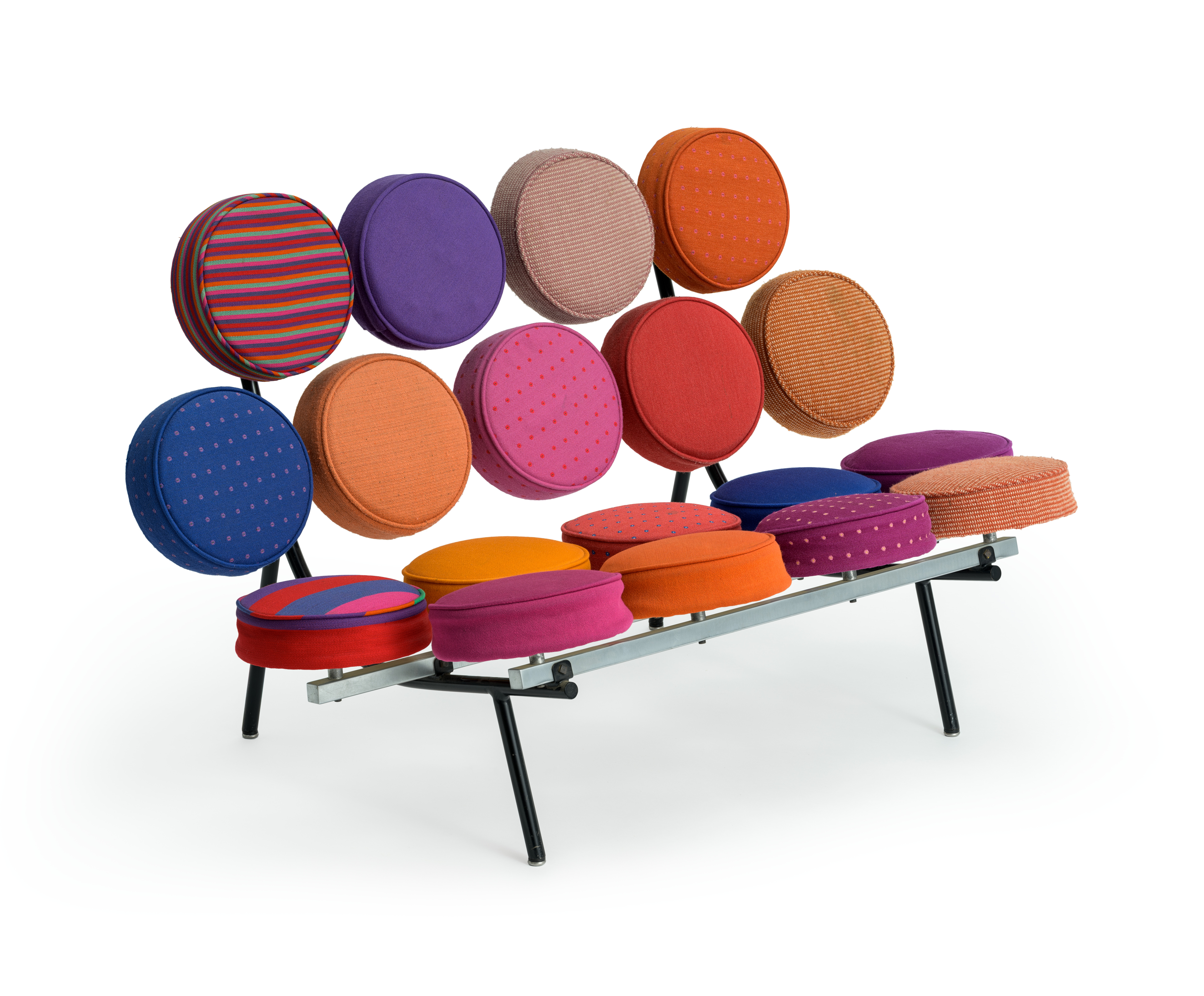 Ирвинг Харпер, бюро George Nelson and Co., для компании Herman Miller Inc. Двухместный диван Marshmallow Love Seat, модель 5670, разработан в 1956 году; представленный экземпляр изготовлен приблизительно в 1960-е годы. Фотография Джонатана Урбана. © Museum Associates / LACMA. Irving Harper of George Nelson and Co. for Herman Miller Inc., Marshmallow Love Seat, model 5670, designed 1956, this example made c. 1960s. (Jonathan Urban / Museum Associates / LACMA).
