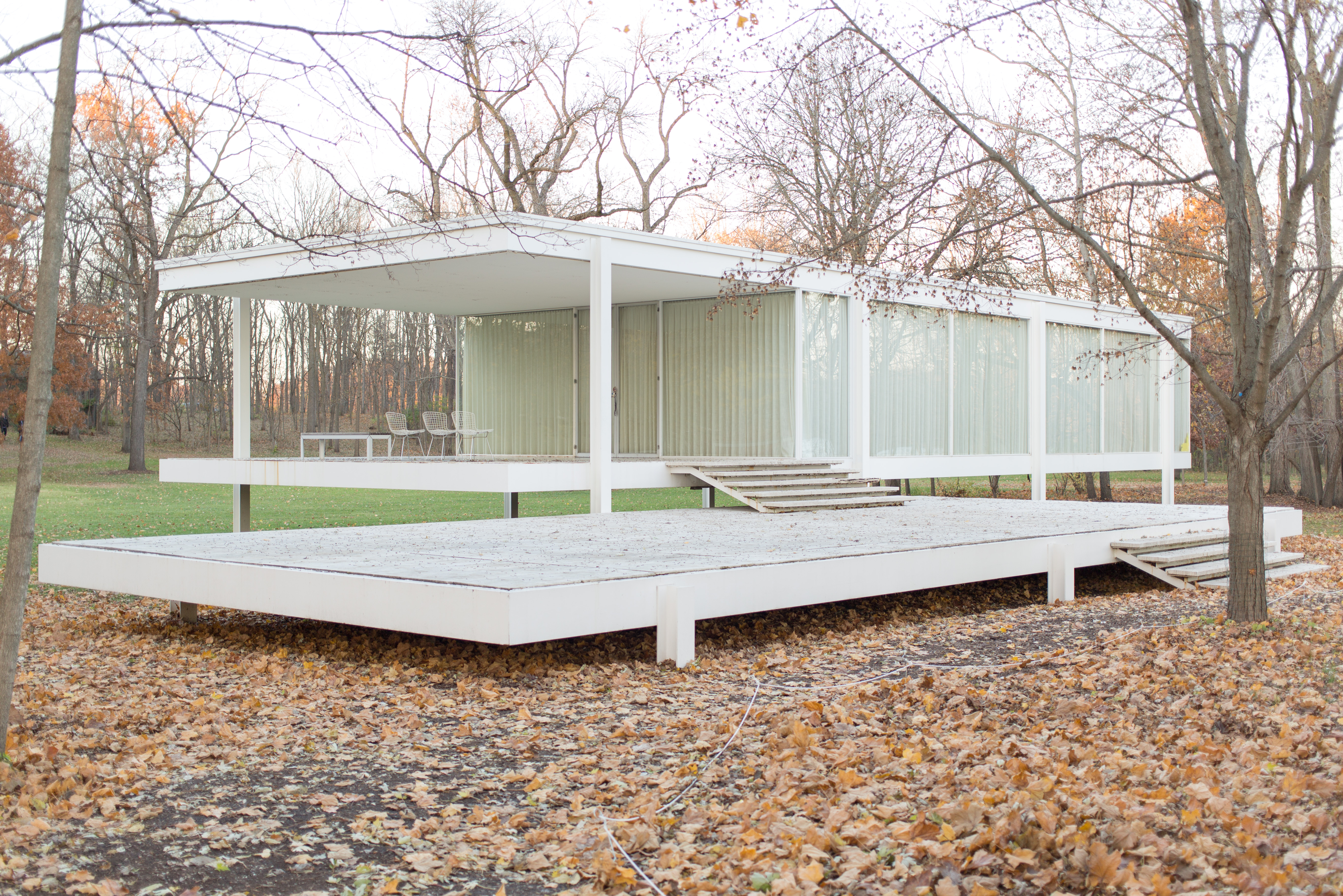 Farnsworth House Людвига Миса ван дер Роэ. Фото: Виктор Григас. 2013. Источник: Wikimedia. Farnsworth House by Mies van der Rohe. Photo: Victor Grigas. 2013. Source: Wikimedia.