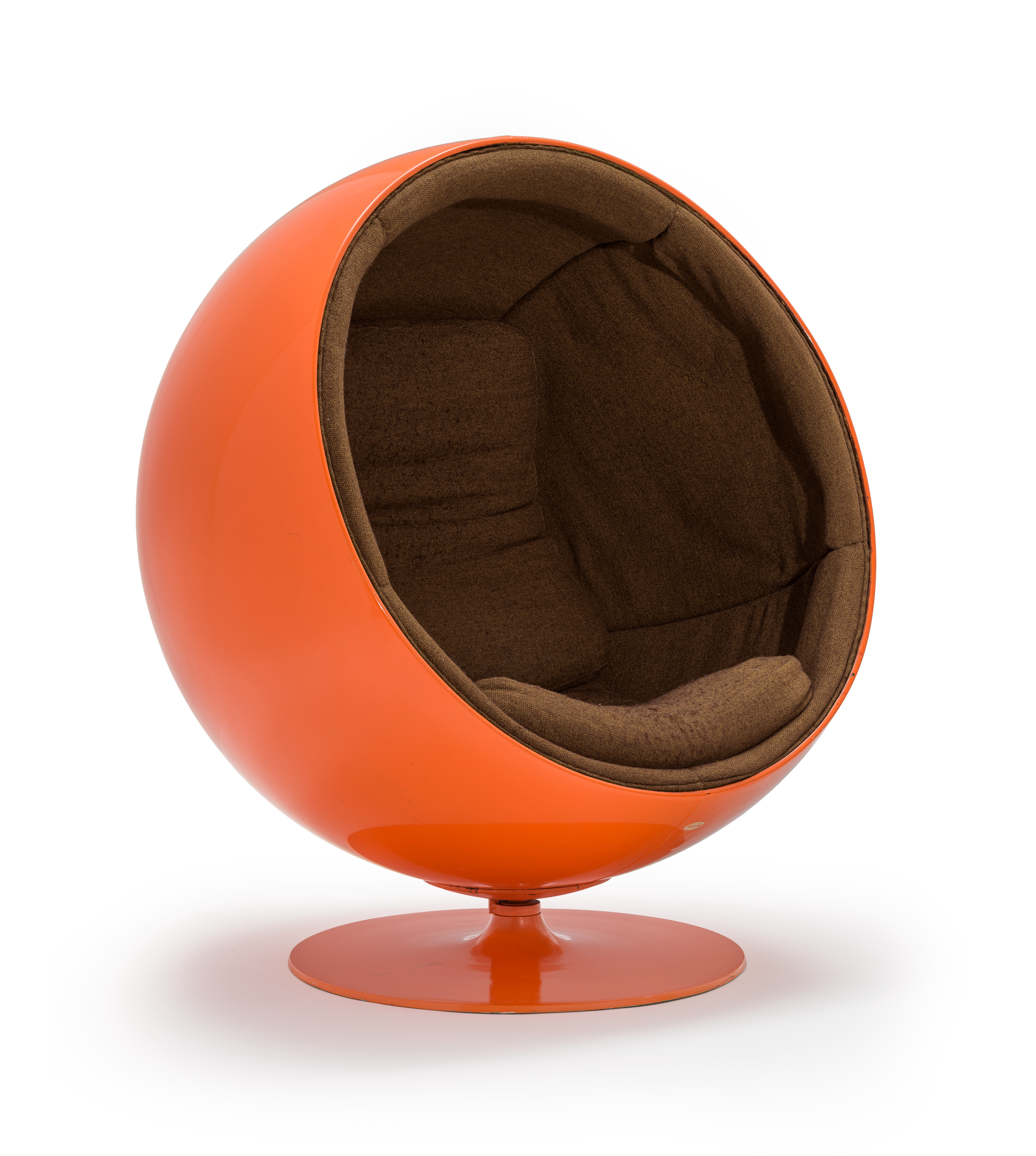 Ээро Аарнио для компании Asko Oy. Кресло Ball («Шар»), разработано в 1963 году. Фотография Джонатана Урбана. © Museum Associates / LACMA. Eero Aarnio for Asko Oy, Ball Chair, designed 1963. (Jonathan Urban / Museum Associates / LACMA).