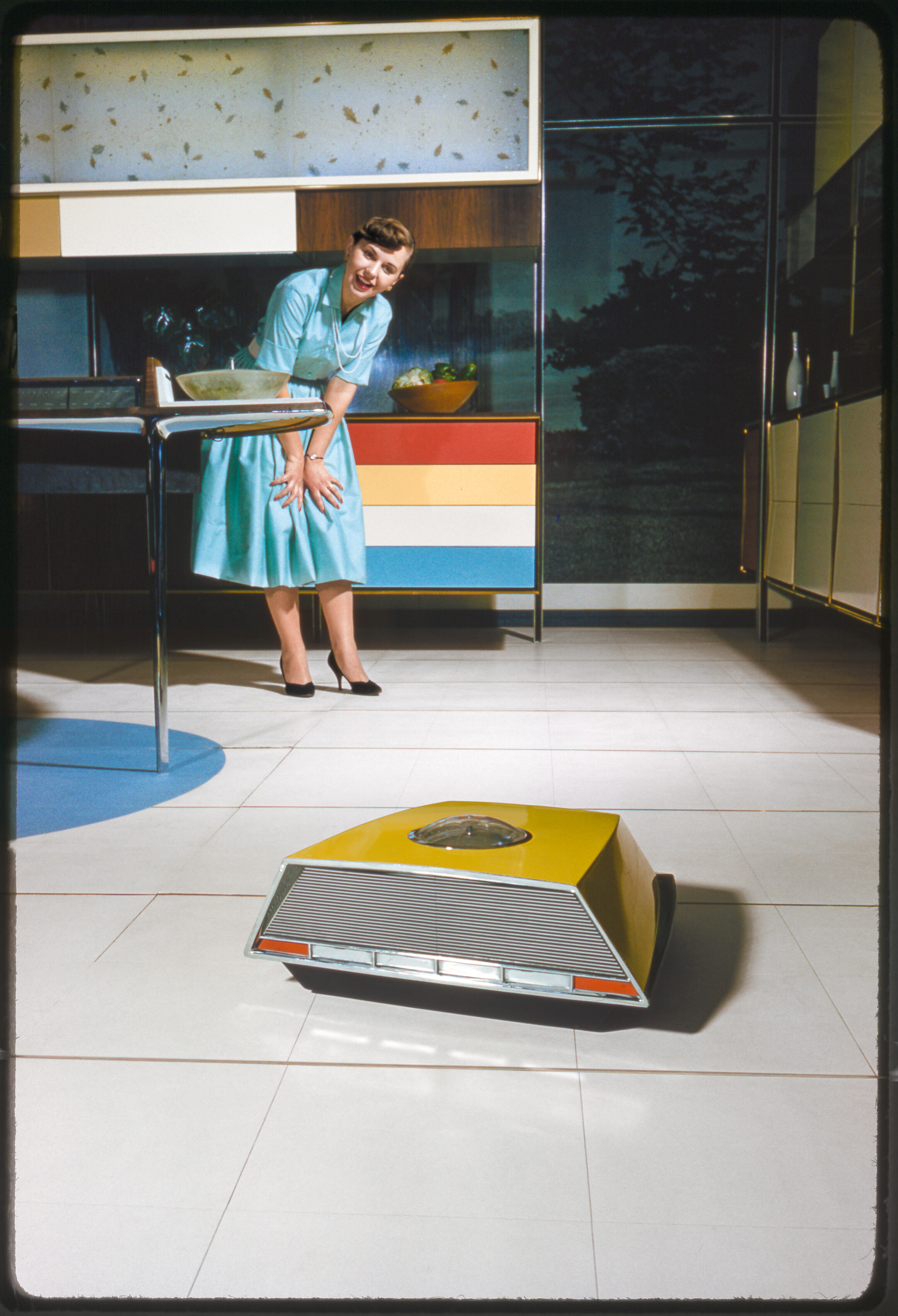 Боб Лернер для журнала LOOK. Энн Андерсон в «Чудо-кухне» RCA Whirlpool, 1959 год; проект кухни разработан в 1956 году. Библиотека Конгресса США, Отдел эстампов и фотографий, фотоколлекция журнала LOOK. © Robert S. Lerner Photography, LLC. Bob Lerner for LOOK Magazine, Anne Anderson in RCA Whirlpool Miracle Kitchen, 1959, kitchen designed 1956, Library of Congress, Prints and Photographs Division, LOOK Magazine, Photograph Collection, © Robert S. Lerner Photography, LLC.