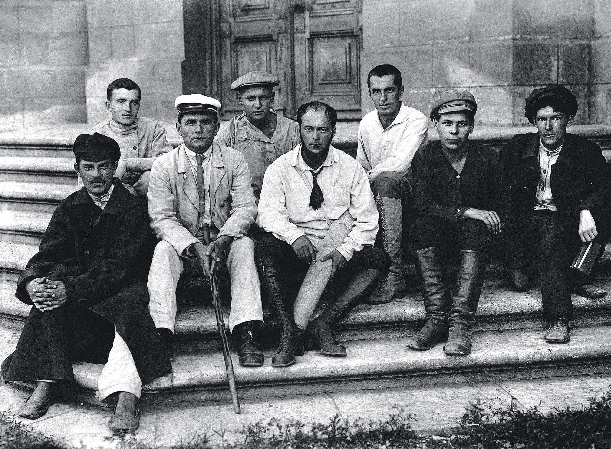 Рис. 3. Слева направо: А. Дементьев, Николай Лапин, Казимир Малевич, Иван Кудряшов, Эль Лисицкий, Сергей Богданов, Ф. Лихолетов, Сергей Калмыков. Оренбург, 1920