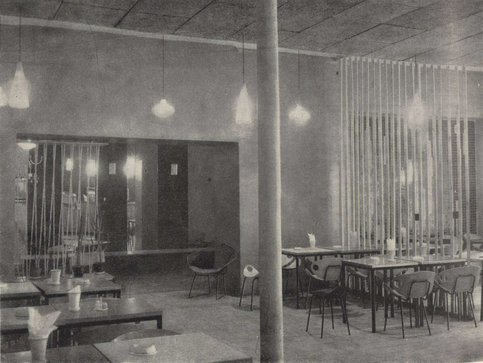 Интерьер кафе «Аэлита» в Москве. 1961. Фото из журнала «Искусство»