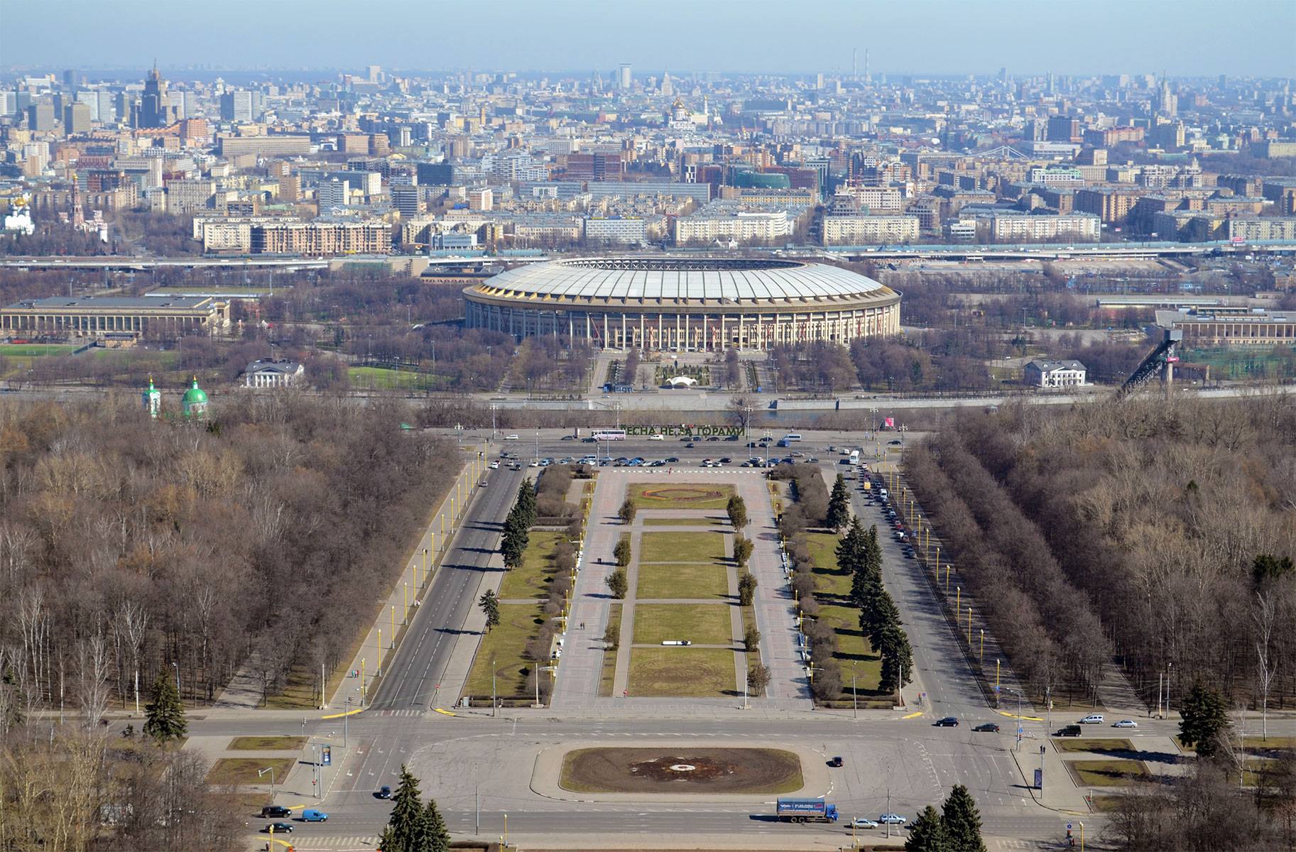 Вид с Главного здания МГУ на Лужники. Фото: Рустам Абдрахимов. Wikimedia Commons