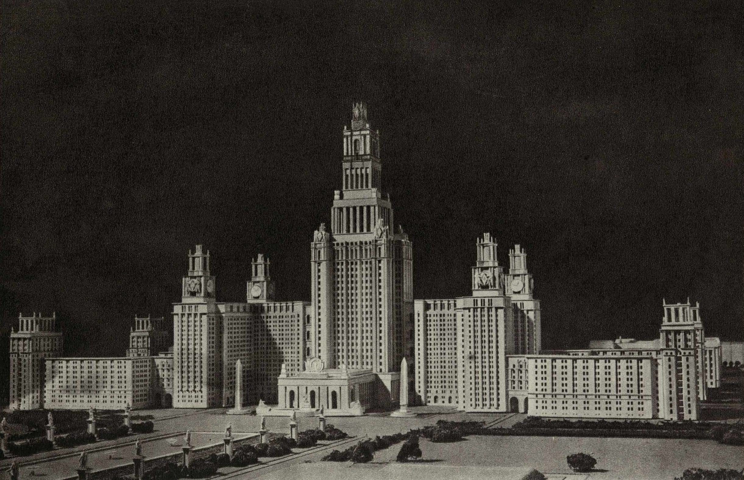 Проект 26-этажного здания Московского государственного университета на Ленинских горах. Снимок с макета. Авторы проекта: действительные члены Академии архитектуры СССР Л. В. Руднев (руководитель авторской группы) и С. Е. Чернышев, архитекторы П. В. Абросимов и А. Ф. Хряков.