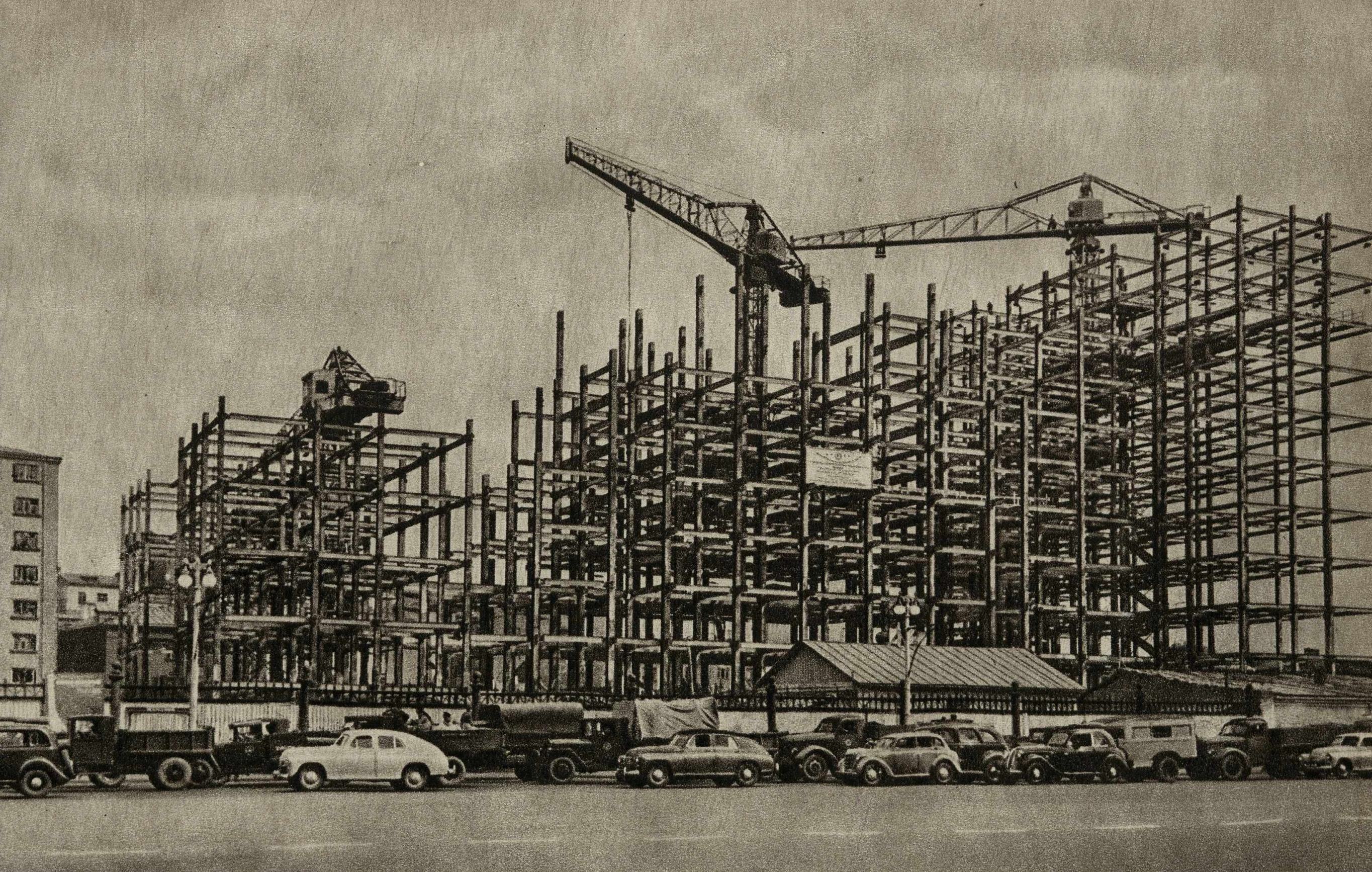 На площадке строительства 20-этажного административного здания на Смоленской площади.