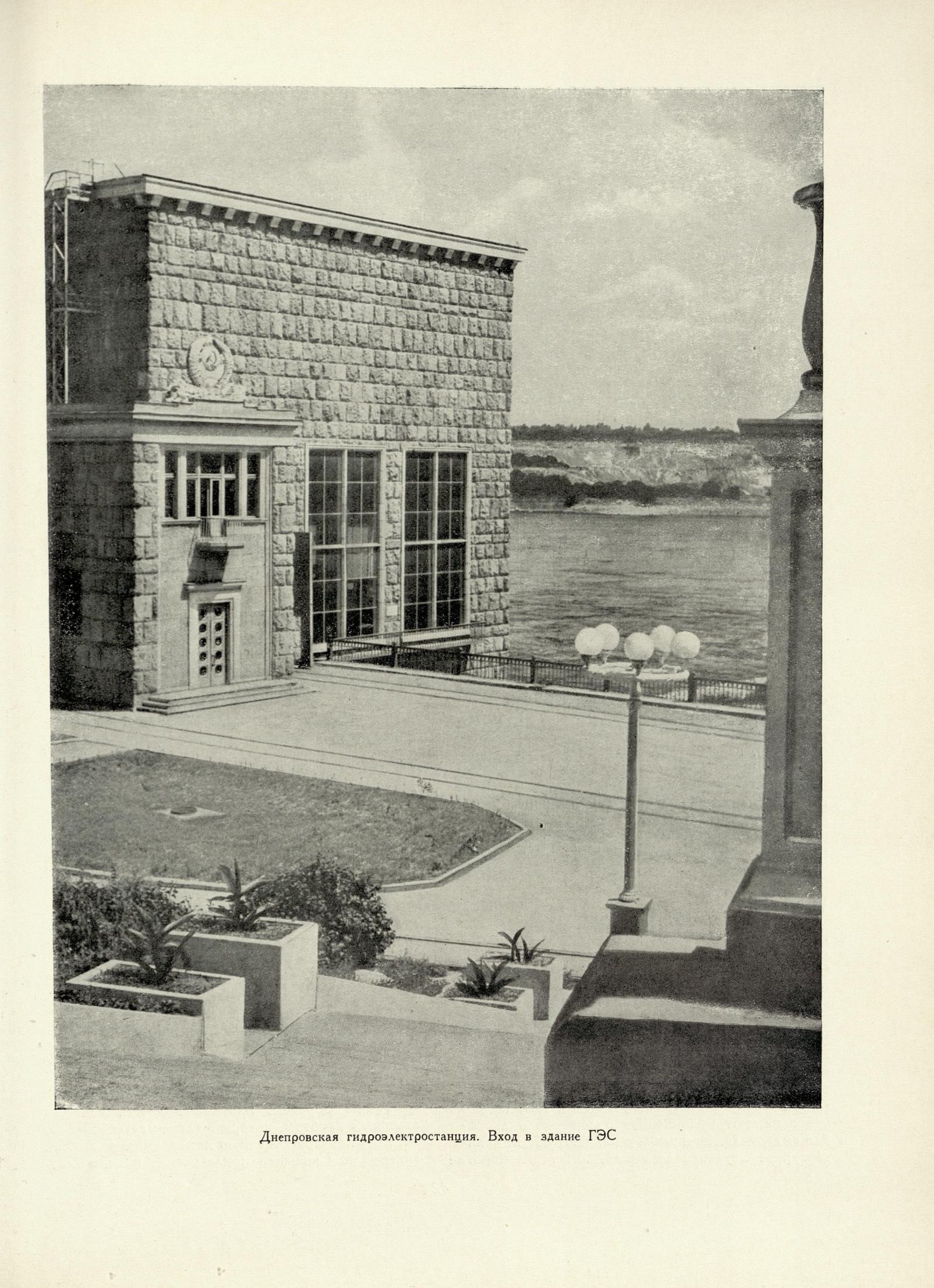 Советская архитектура : Сборник Союза советских архитекторов СССР : [Выпуск] 5 / Редколлегия: П. Абросимов, Н. Былинкин, П. Володин (отв. редактор), А. Михайлов, М. Рзянин, Б. Рубаненко, С. Чернышев, Ю. Яралов (зам. отв. редактора) ; Оформление художника С. Телингатера. — Москва : Государственное издательство «Искусство», 1954