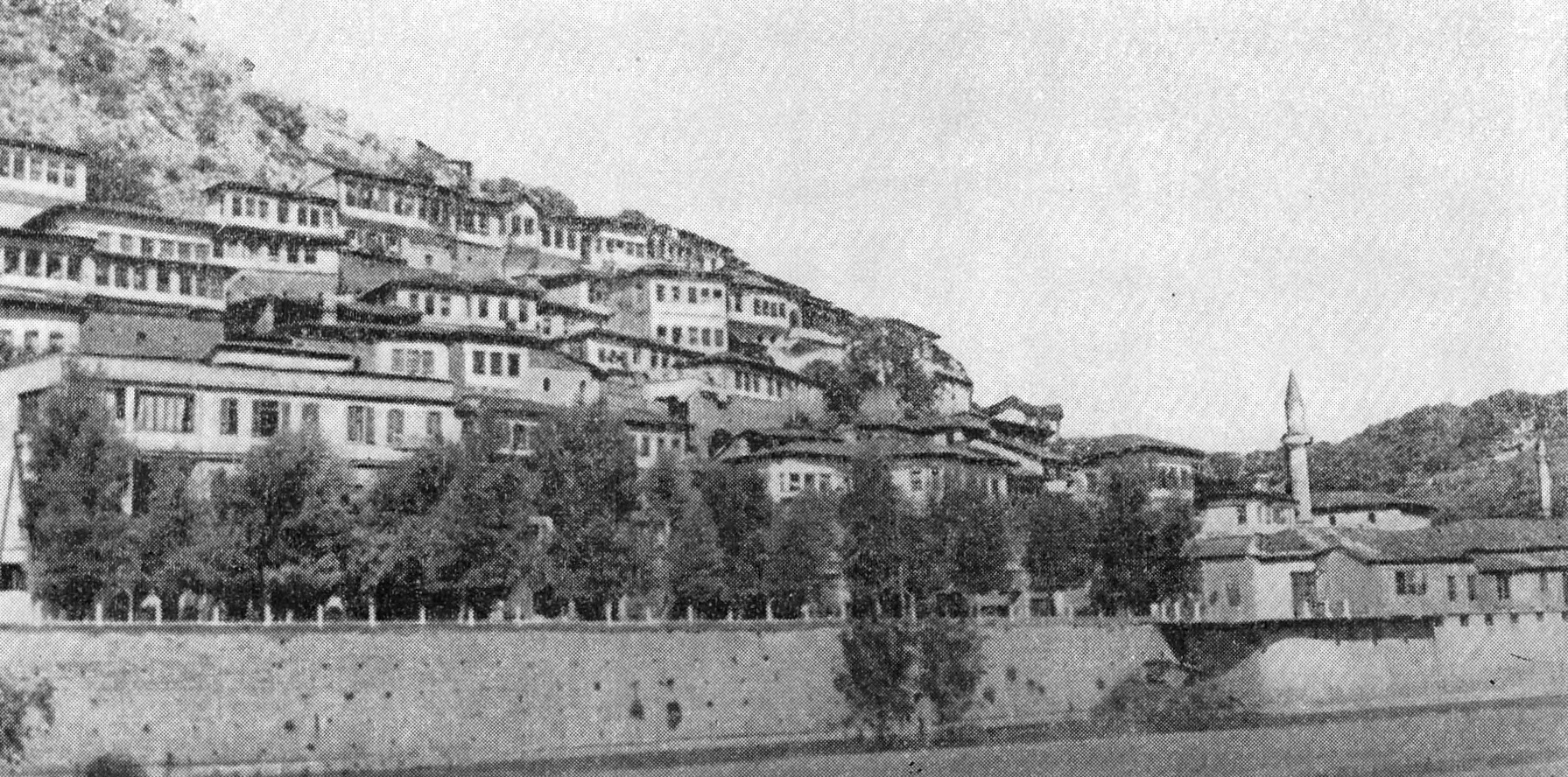 3. Берат. Застройка набережной