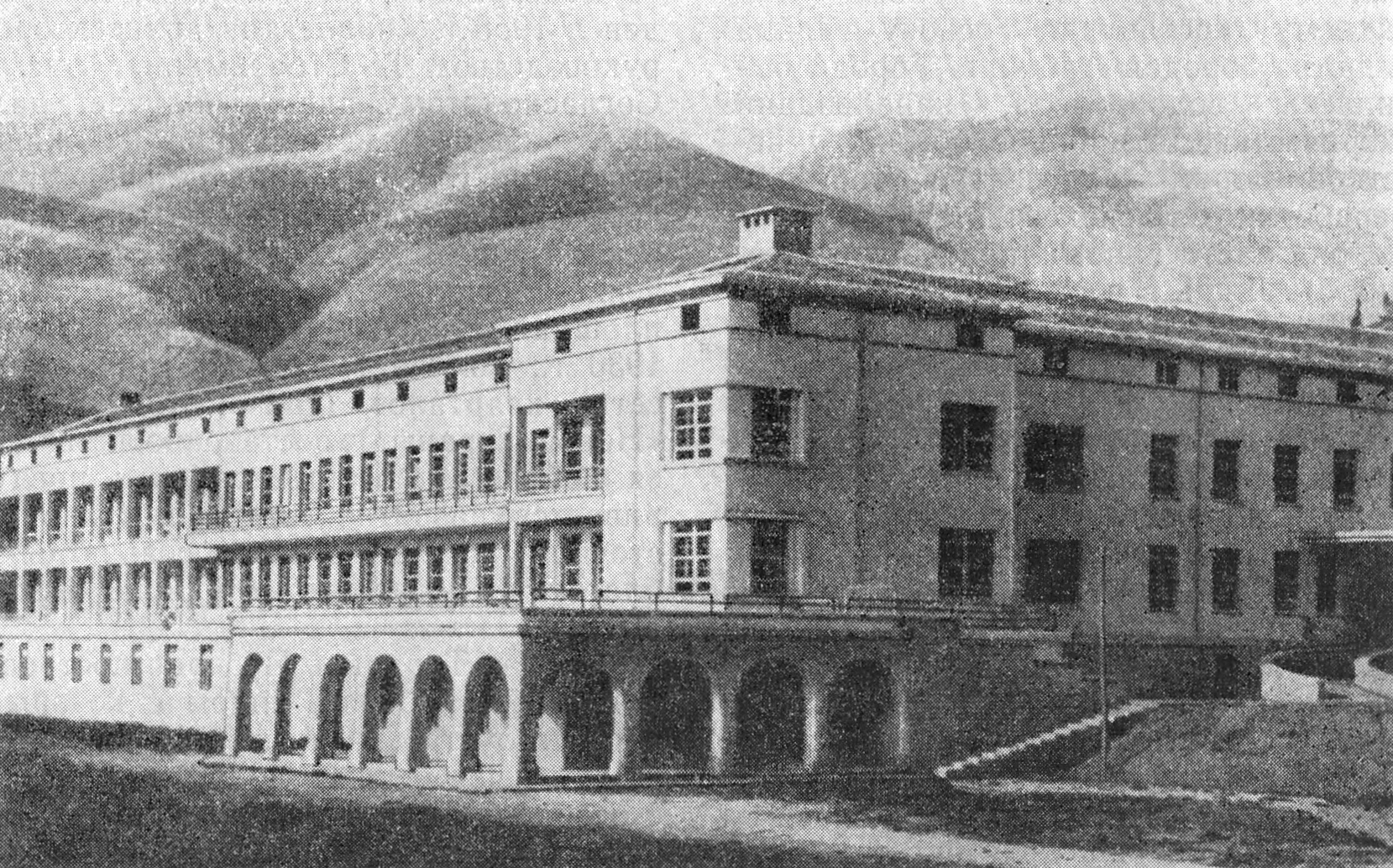 5. Гирокастра. Здание больницы