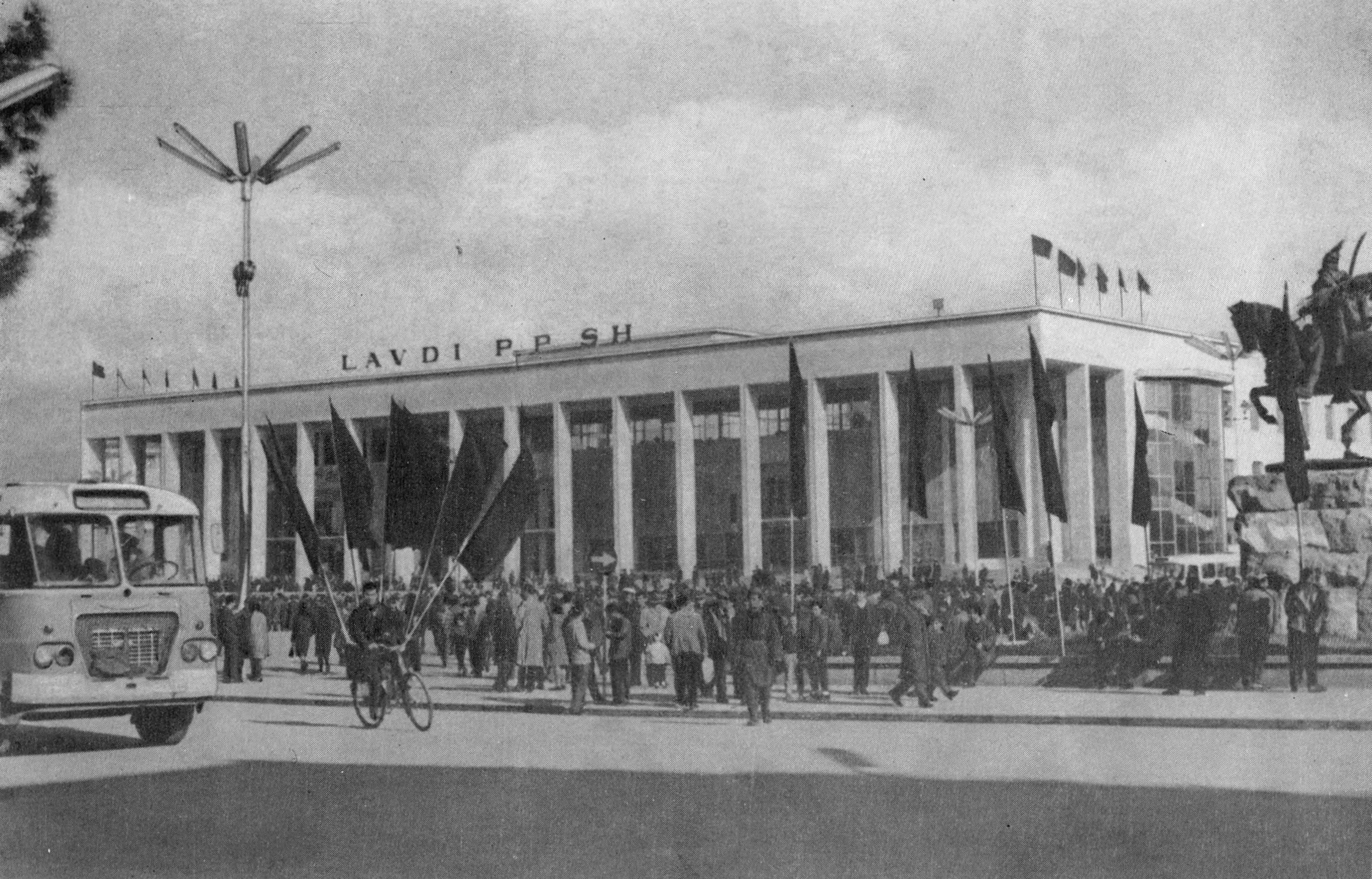 Народная Республика Албания. Тирана. Площадь Скандерберга. Дворец культуры