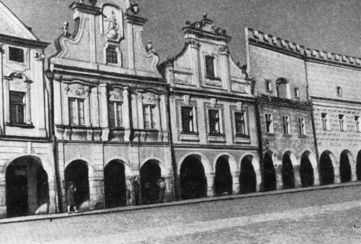 17. Тельч. Панорама городской застройки. Дома на центральной площади