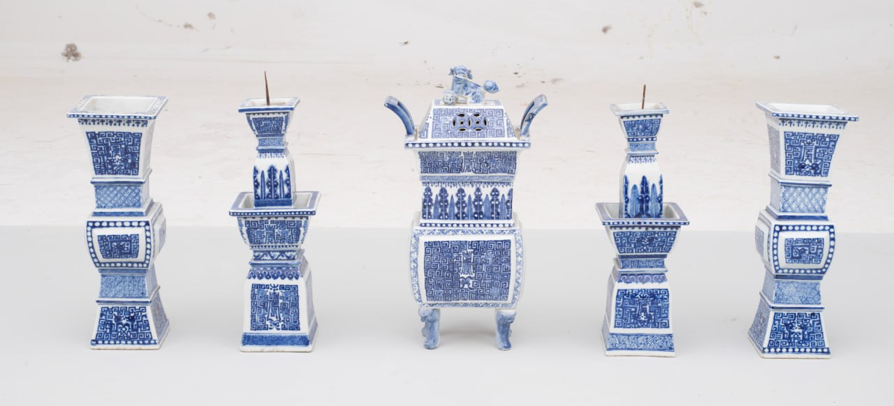 Набор из пяти сине-белых фарфоровых сосудов с подношениями духам предков с иероглифом «Долголетие». Эпоха Цин (1636/1644–1912) Столичный музей (КНР, Пекин)