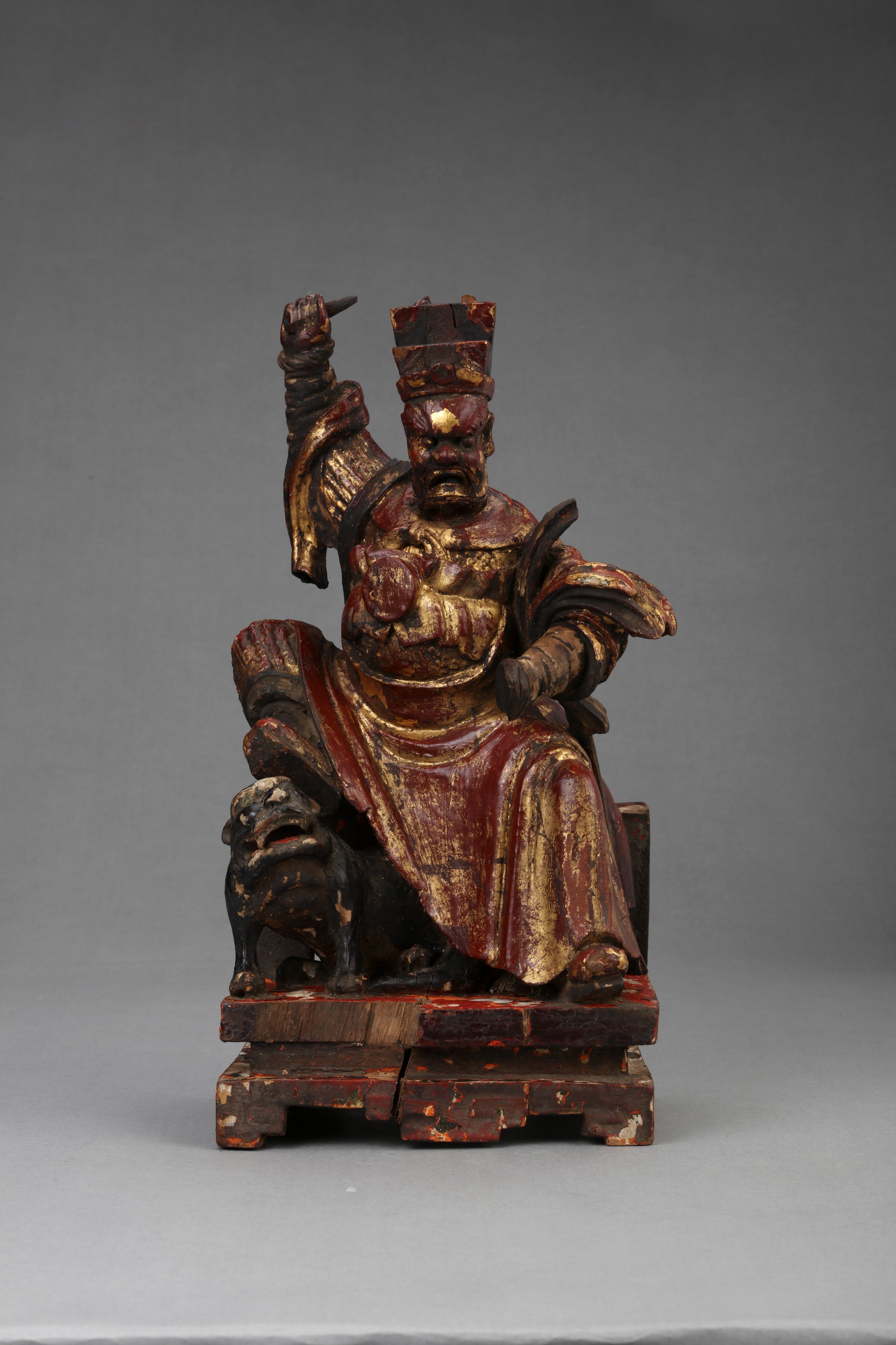 Позолоченная деревянная резная статуя Военного Бога Богатства (У Цай Шэнь). Эпоха Цин (1636/1644–1912) Столичный музей (КНР, Пекин)