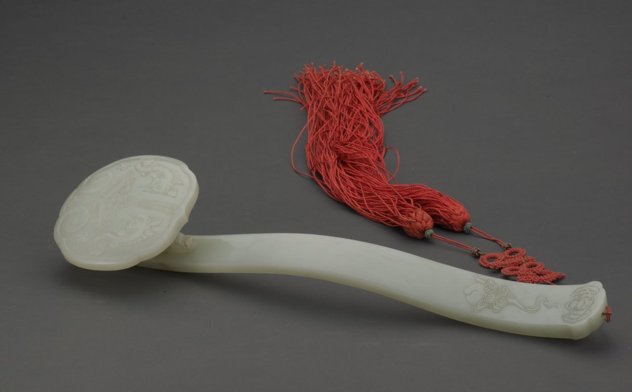 Скипетр-жуи из белого нефрита с двумя рыбами. Эпоха Цин (1636/1644–1912) Столичный музей (КНР, Пекин)