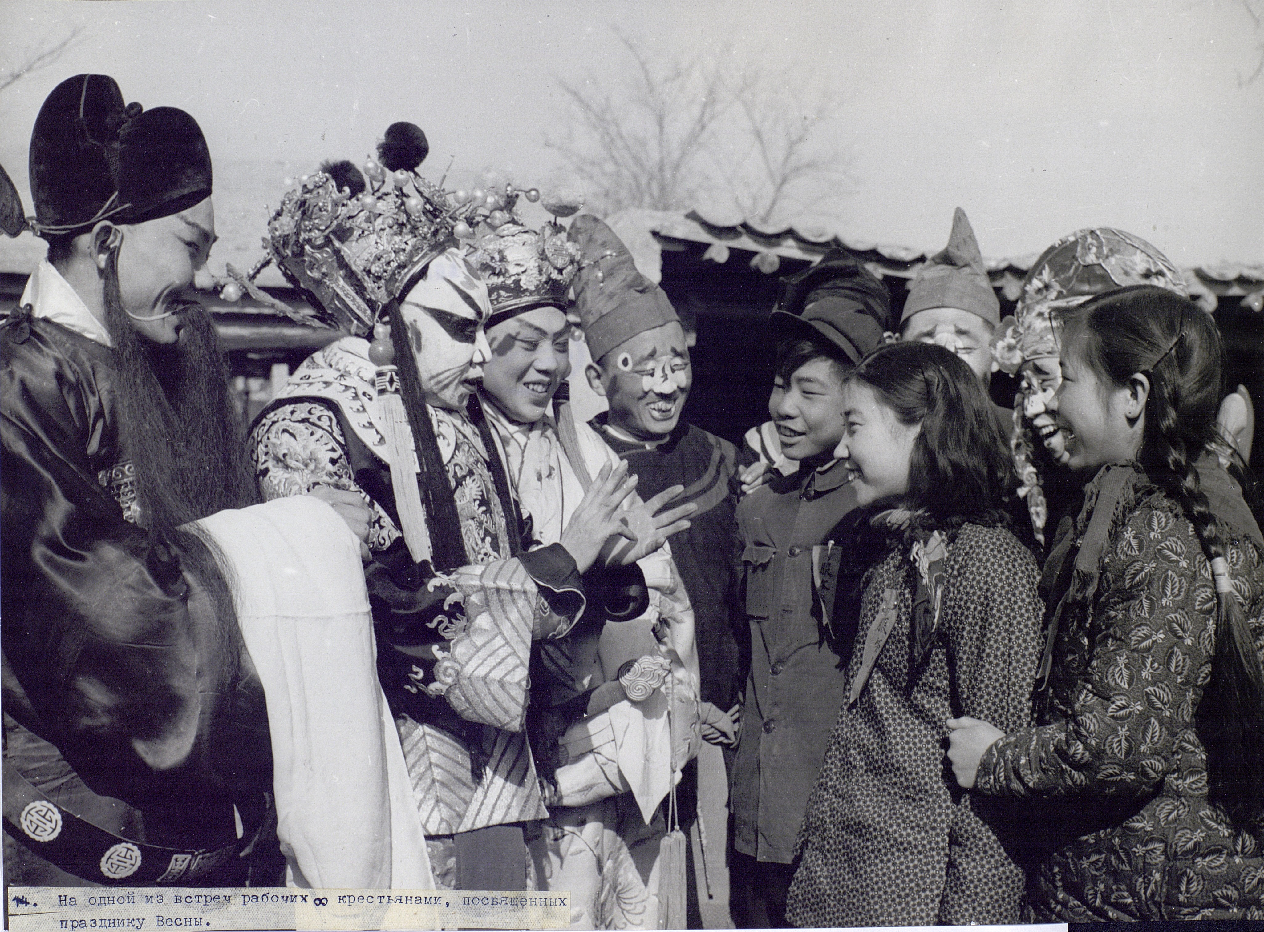 Новый год: в предпраздничные дни на улице. Китайцы. Китай. 1950-е Музей антропологии и этнографии им. Петра Великого (Кунсткамера) РАН