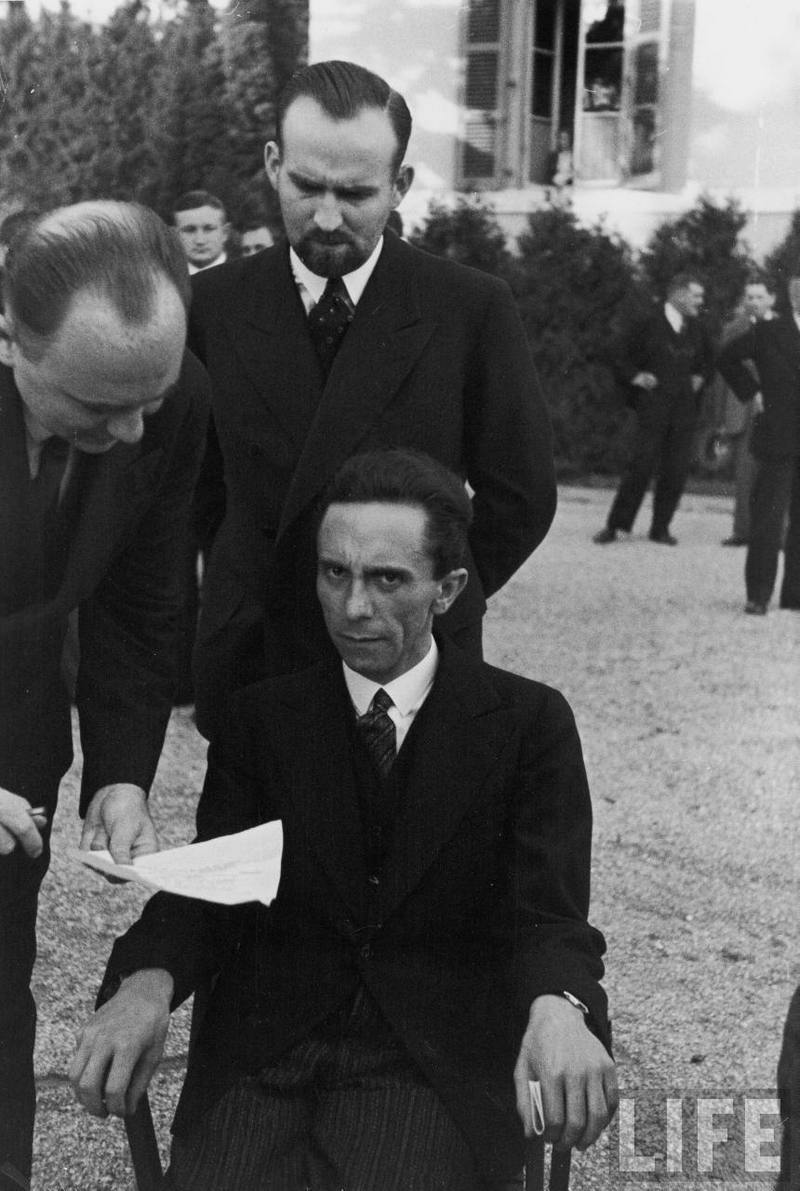 Министр пропаганды Йозеф Геббельс смотрит с неодобрением на фотографа Альфреда Айзенштадта (Alfred Eisenstaedt), видимо опознав в нём еврея. На конференции Лиги Наций в 1933