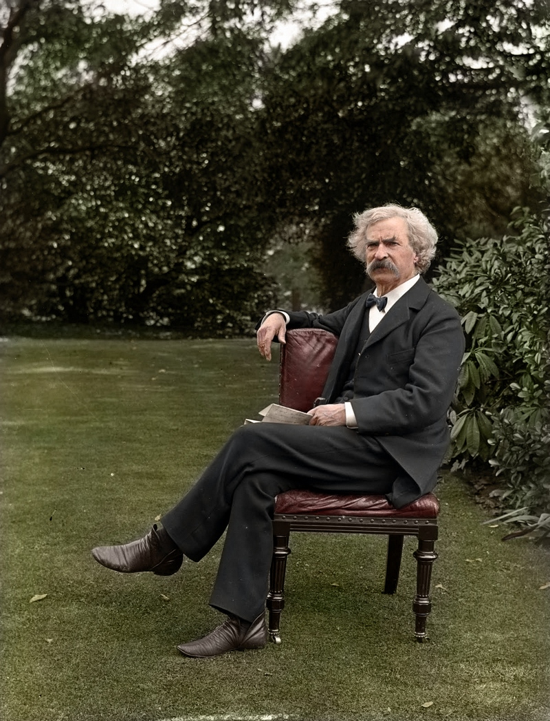 Марк Твен в саду. Примерно 1900 год