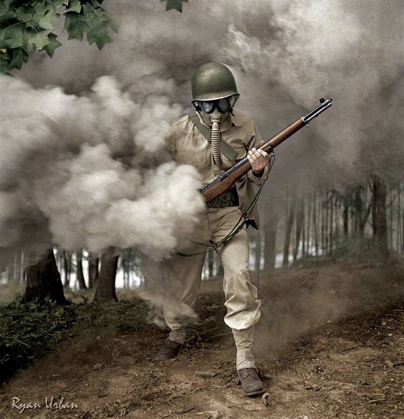 Сержант Джордж Кемблэр (George Camblair) тренируется с противогазом в дымовой завесе. Форт Бэлвар, Вирджиния, 1942