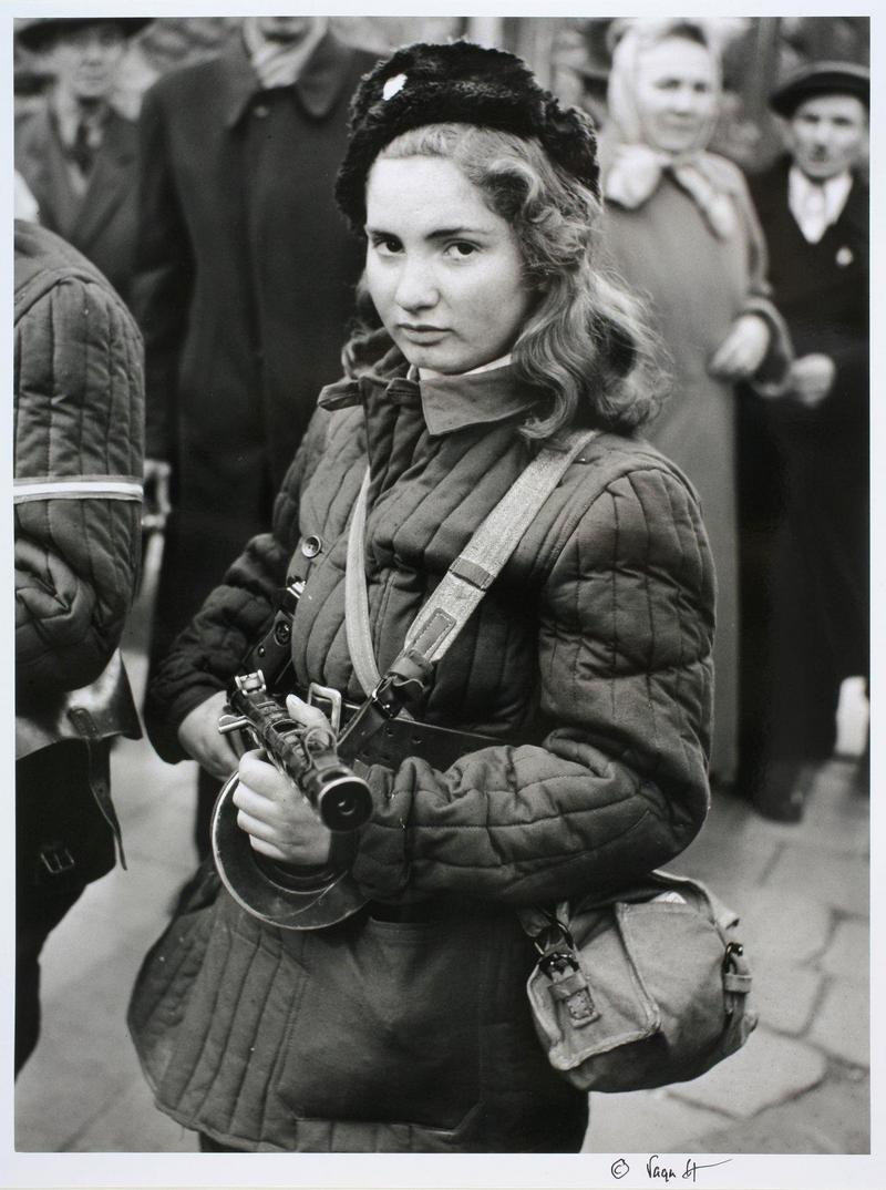 15-летняя жительница Венгрии, участница Венгерского контрреволюционного мятежа 1956 года