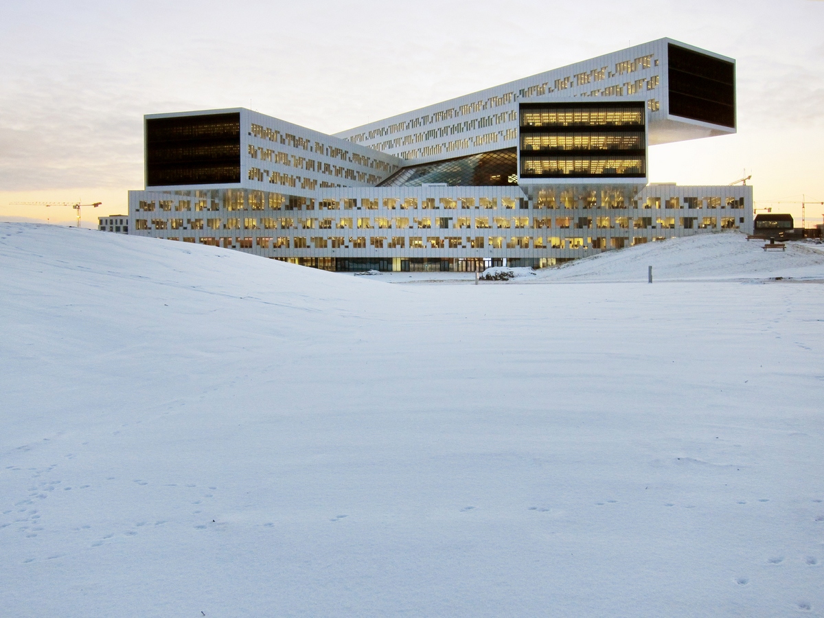Первое место в категории «Офисные здания». Новое здание регионального и международного офиса норвежской компании «Статойл» в пригороде Осло Форнебю. Комплекс состоит из пяти огромных балок, лежащих друг на друге и как будто готовых к разжиганию костра. Бюро a-lab.