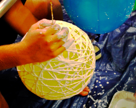 Технология верёвочного декора. Мастер-класс. Нить, смоченная клеем, наматывается на шар - фото на портале tehne.com