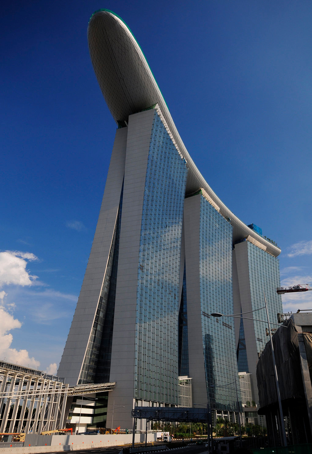 Бизнес-центр гостиничного комплекса Marina Bay Sands в Сингапуре. Построен по проекту Моше Сафди