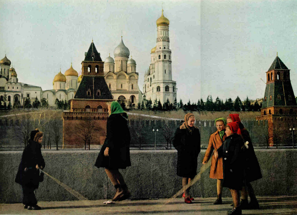 За играющими девочками виднеются стены Кремля; соборы, увенчанные золотыми куполами, в настоящее время являются музеями. Фото: Эрик Лессинг. © NATIONAL GEOGRAPHIC SOCIETY