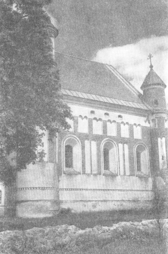 13. Маломожейков. Церковь, первая половина XVI в. На разрезе — первоначальный вид церкви