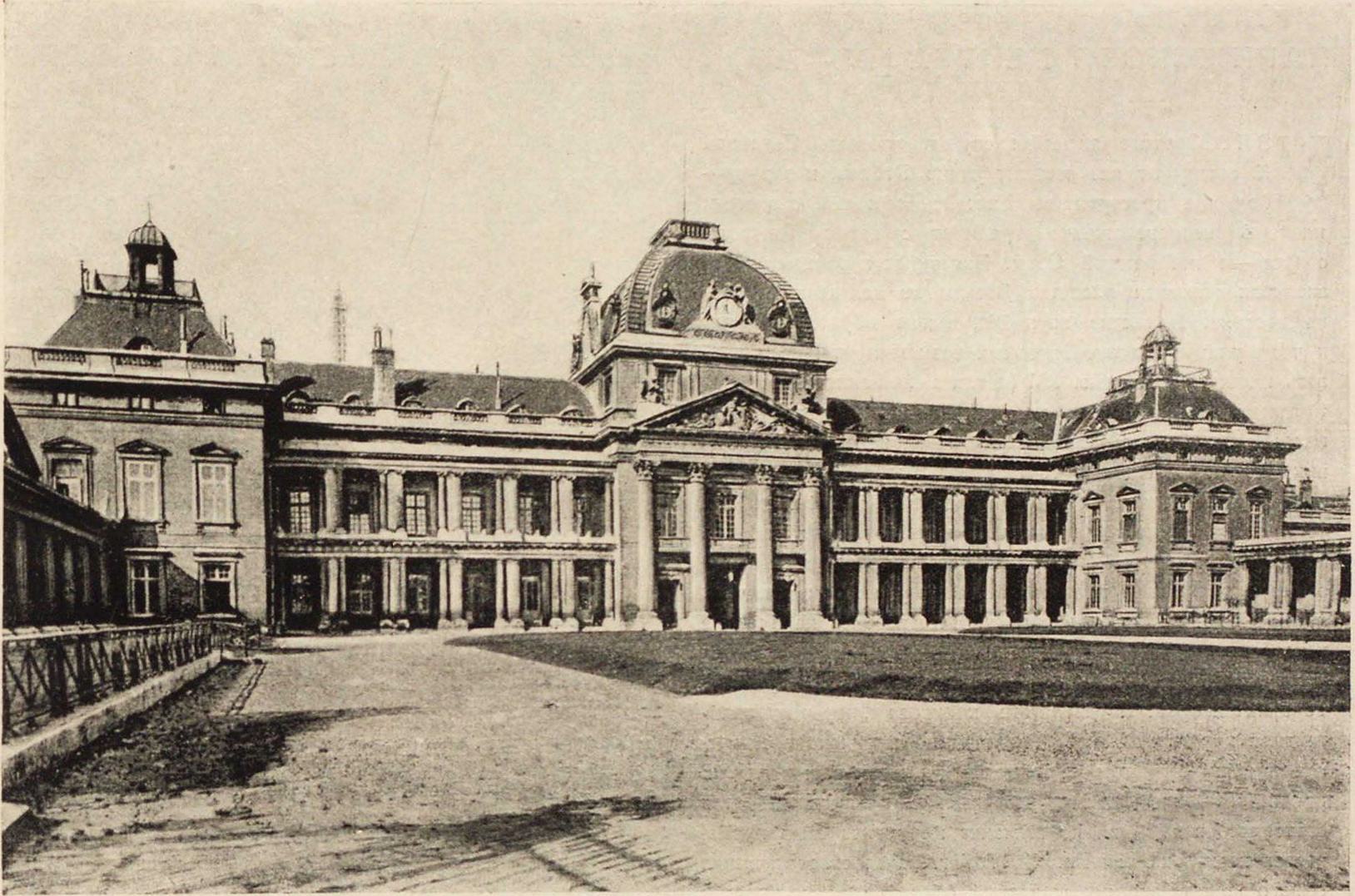 96. Военная школа. Дворовый фасад. L'École Militaire, cour d’honneur