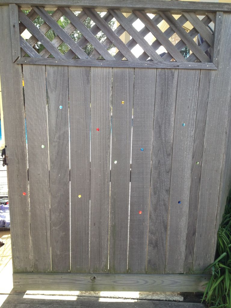 Жительница штата Техас, известная в проекте Instructables под ником Beetlesmart, сделала попытку малыми средствами и усилиями преобразить унылый серый забор в яркий арт-объект, играющий всеми цветами радуги