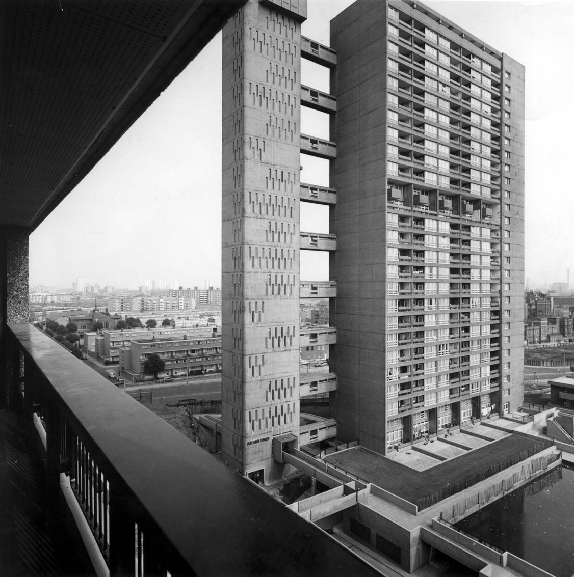 26-этажное жилое здание Balfron Tower в Лондоне. Архитектор: Эрно Голдфингер (Ernő Goldfinger). Датировка изображения: 1960