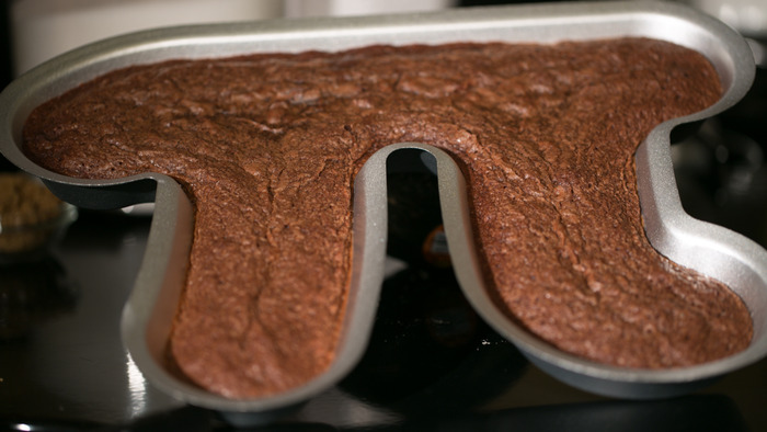 Шоколадное пироженое с орехами в пи-противне получается более вкусным, потому что имеет особенно много хрустящих краёв
