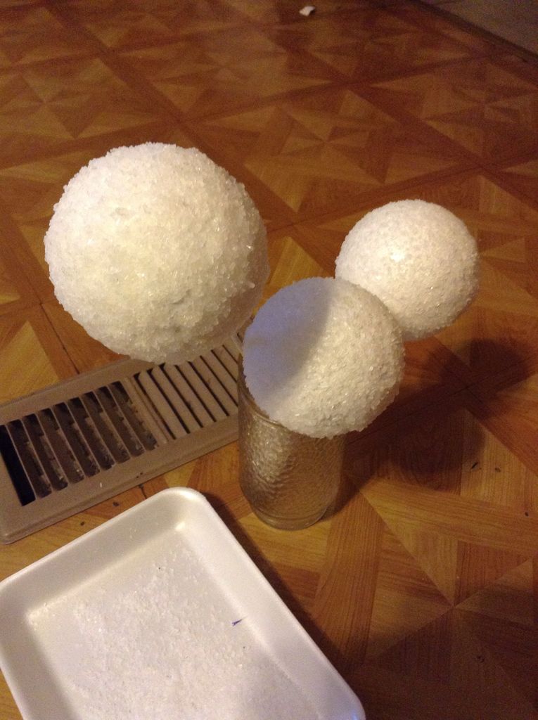 В завершение работ поместите шары деревянными шампурами в стакан для сушки на ночь. Положите что-нибудь под низ, потому что с шаров будет капать вода.