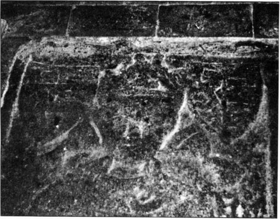 Рис. 2. Участок изображения «прелата» из Монтефьясконе, на котором ясно различимы три закруглённых отростка, сделанных, вероятно, из складок некоторого иного головного убора, изначально имевшего сходство с головным убором на рис. 5 и 6.