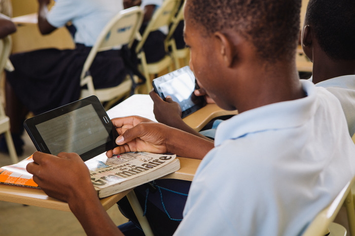 чтение на планшете в Гати