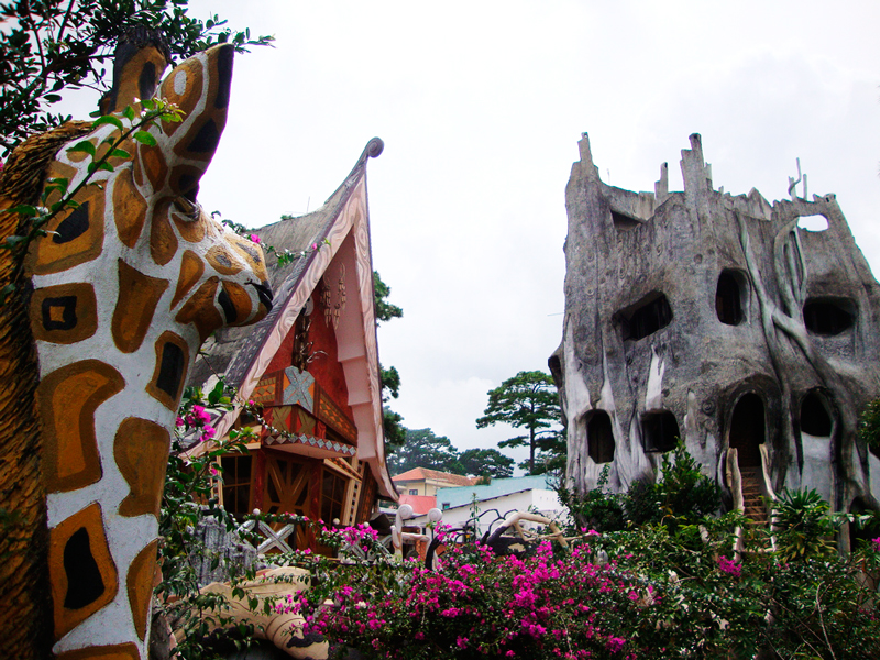 Гостевой дом Ханг Нга, скульптуры в Crazy House