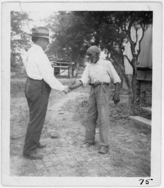 Джон Ломакс пожимает руку музыканту из Алабамы — «Дяде» Ричу Брауну (Uncle Rich Brown, 1940)