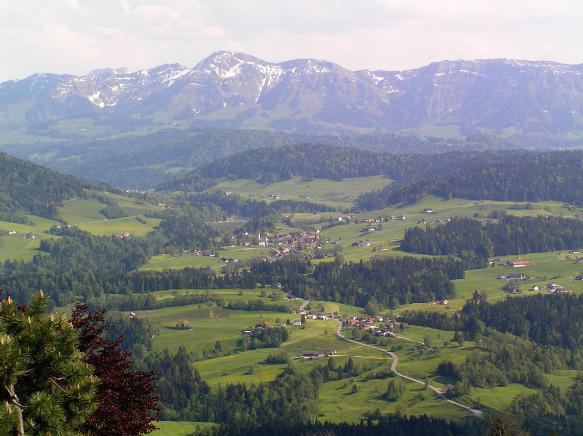 Преимущественно сельскохозяйственный посёлок Крумбах расположен в самой западной провинции Австрии — округе Брегенц федеральной земли Форарльберг. Население Крумбаха насчитывает около 1000 человек