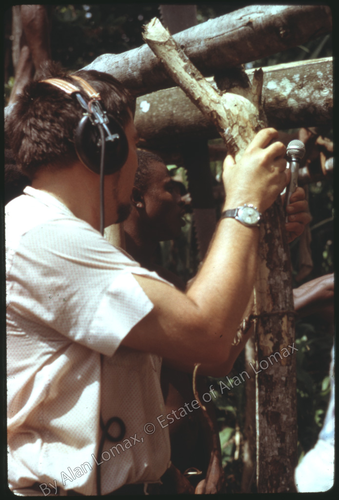 Ломакс со звукозаписывающим оборудованием в яме для распилки брёвен (Доминика, 1962)