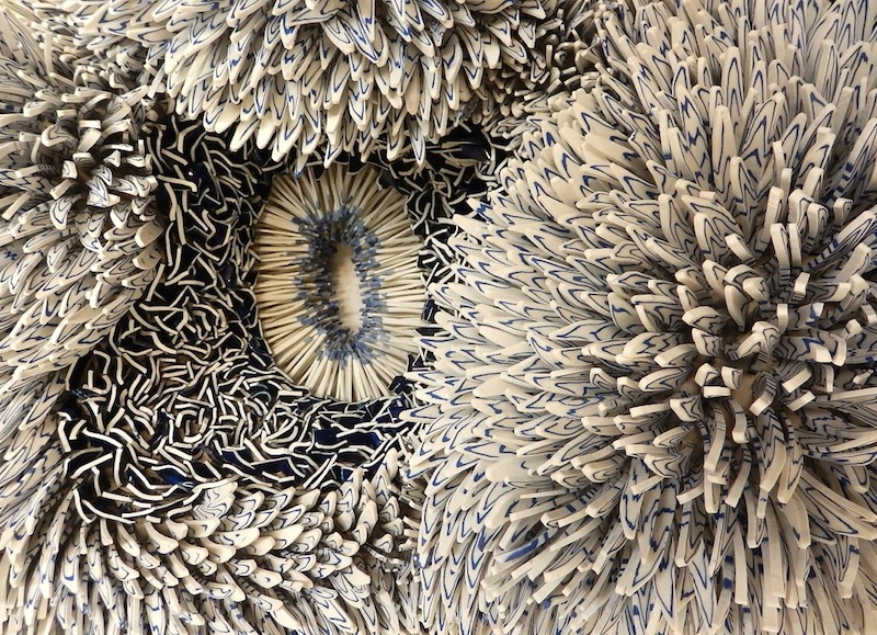 © Zemer Peled. 'Pair by the sea' no.1, 2014. 28×50×59 см. Осколки керамики, обожжённая глина