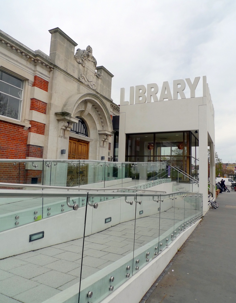 Районная Библиотека Торнтон Хит (Thornton Heath Library).