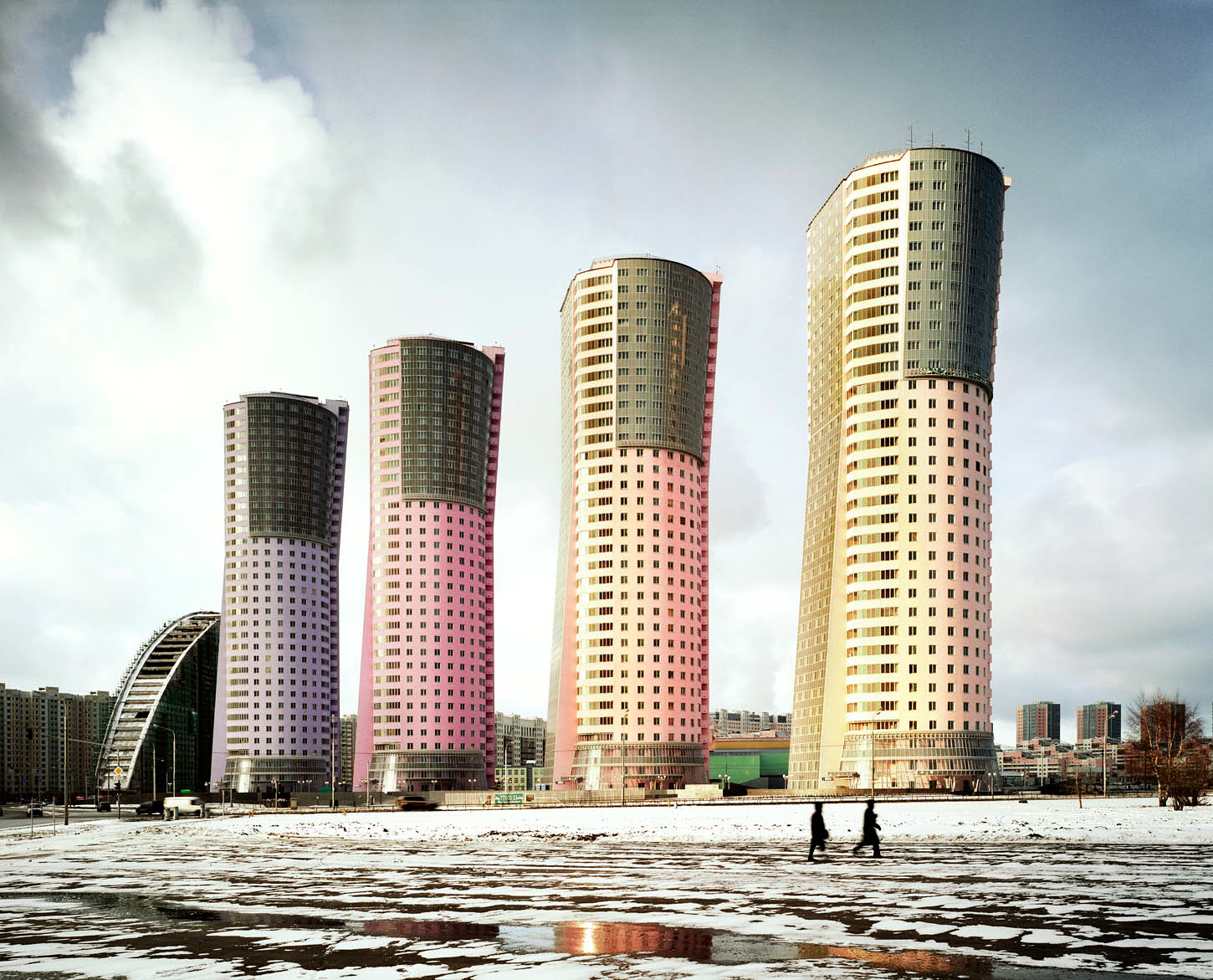 Жилой комплекс «Гранд Парк» на Ходынском поле в Москве, введен в эксплуатацию в 2007 году. В народе дома прозвали «зажигалками».
